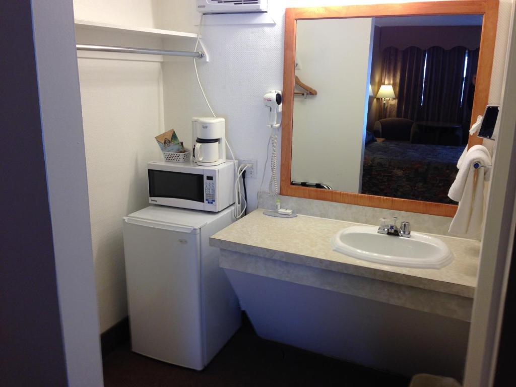 Travelodge By Wyndham Moose Jaw Værelse billede